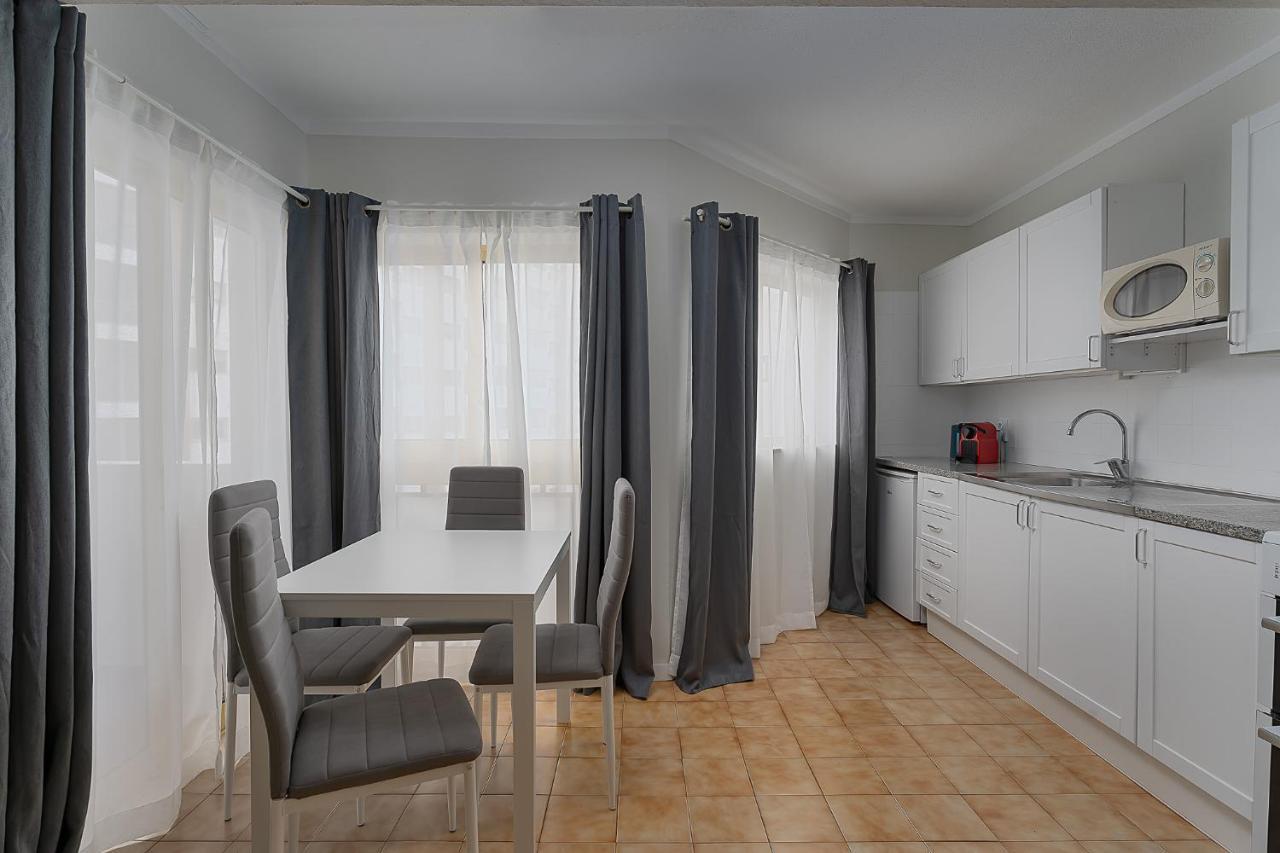 Sunny Flat W/ Balcony & Pool By Lovelystay ปอร์ติเมา ภายนอก รูปภาพ