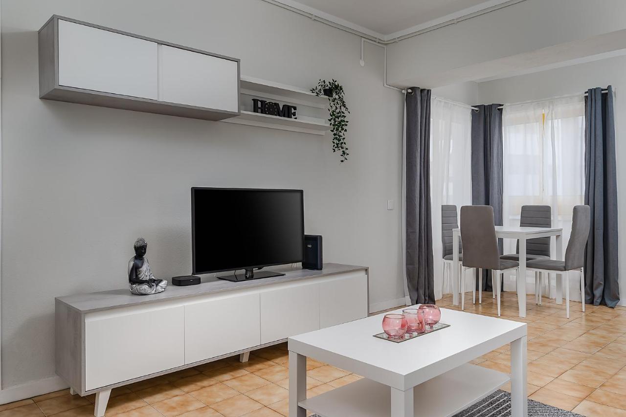 Sunny Flat W/ Balcony & Pool By Lovelystay ปอร์ติเมา ภายนอก รูปภาพ