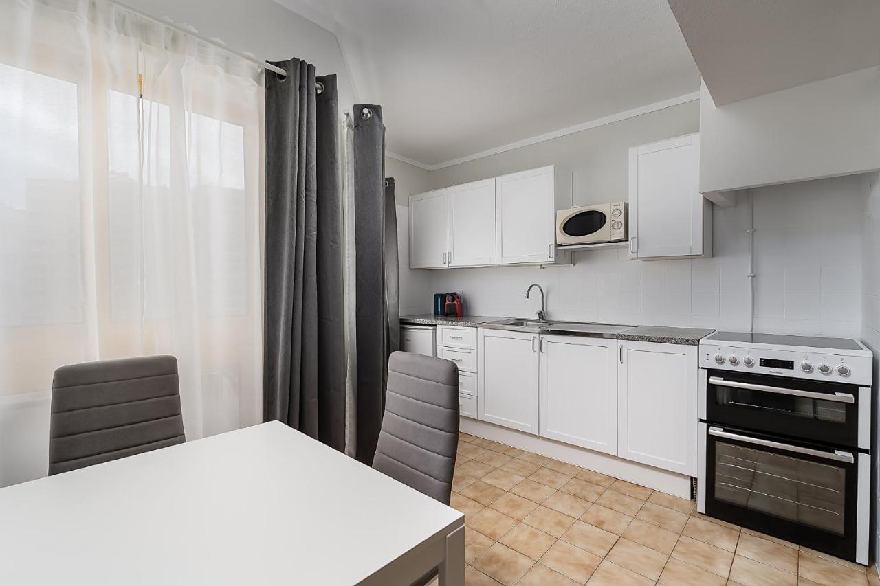 Sunny Flat W/ Balcony & Pool By Lovelystay ปอร์ติเมา ภายนอก รูปภาพ